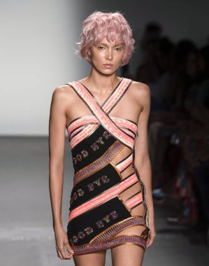 Custo Barcelona 2020 Yaz Pist Şovu