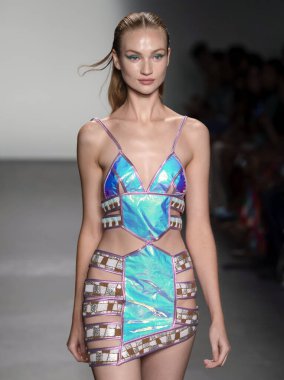 Custo Barcelona 2020 Yaz Pist Şovu