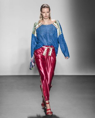 Custo Barcelona 2020 Yaz Pist Şovu