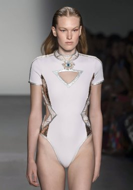 Custo Barcelona 2020 Yaz Pist Şovu