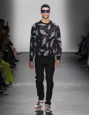 Custo Barcelona 2020 Yaz Pist Şovu