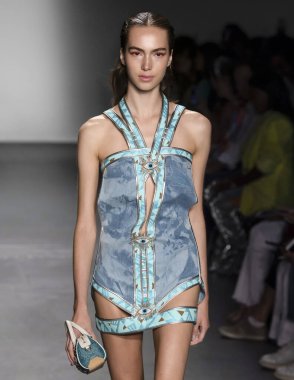 Custo Barcelona 2020 Yaz Pist Şovu