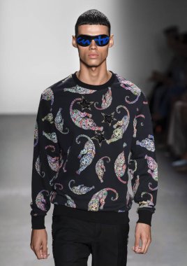 Custo Barcelona 2020 Yaz Pist Şovu