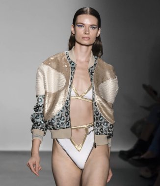 Custo Barcelona 2020 Yaz Pist Şovu