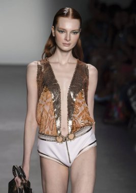 Custo Barcelona 2020 Yaz Pist Şovu