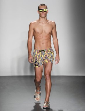 Custo Barcelona 2020 Yaz Pist Şovu