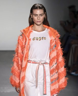 Custo Barcelona 2020 Yaz Pist Şovu