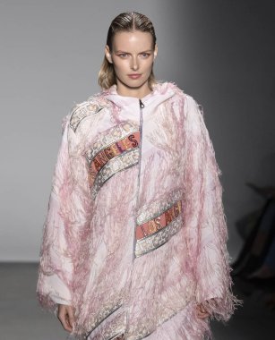 Custo Barcelona 2020 Yaz Pist Şovu