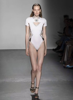 Custo Barcelona 2020 Yaz Pist Şovu