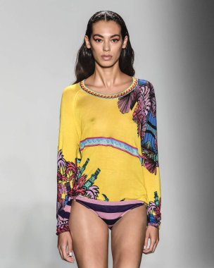 Custo Barcelona 2020 Yaz Pist Şovu