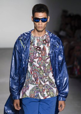 Custo Barcelona 2020 Yaz Pist Şovu