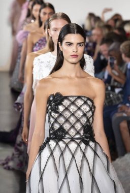 Pamella Roland 2020 Yaz Pist Şovu