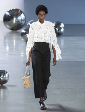 Noor 2020 Yaz defilesine göre Öğlen