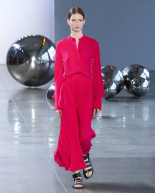 Noor 2020 Yaz defilesine göre Öğlen