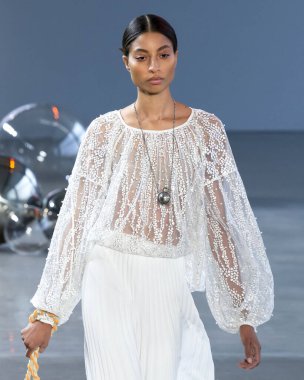 Noor 2020 Yaz defilesine göre Öğlen