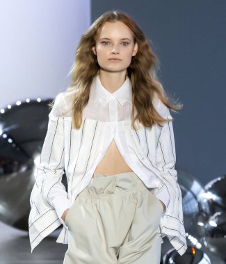 Noor 2020 Yaz defilesine göre Öğlen