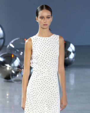 Noor 2020 Yaz defilesine göre Öğlen