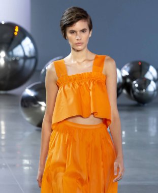 Noor 2020 Yaz defilesine göre Öğlen