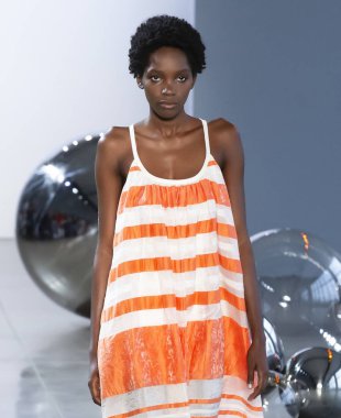 Noor 2020 Yaz defilesine göre Öğlen