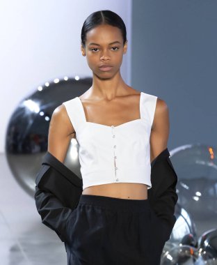 Noor 2020 Yaz defilesine göre Öğlen