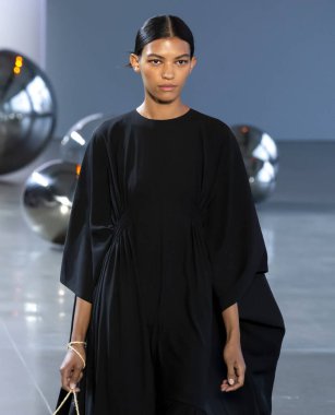 Noor 2020 Yaz defilesine göre Öğlen