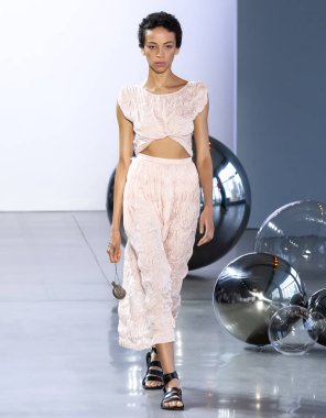 Noor 2020 Yaz defilesine göre Öğlen