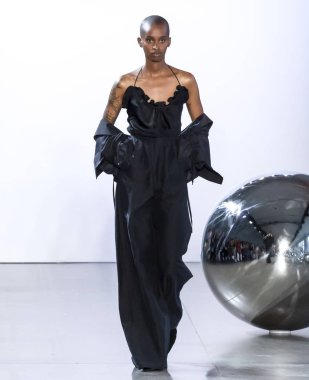 Noor 2020 Yaz defilesine göre Öğlen