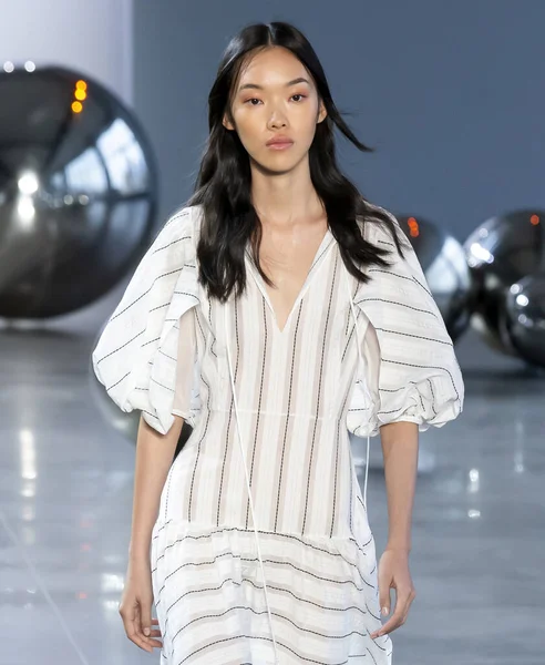 Midi Par Noor 2020 Printemps Été Runway Show — Photo