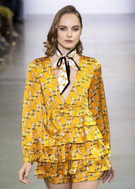 Vivienne Hu 2020 Yaz Pist Şovu