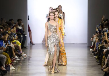 Vivienne Hu 2020 Yaz Pist Şovu