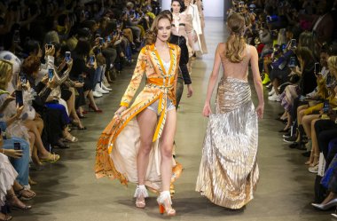 Vivienne Hu 2020 Yaz Pist Şovu