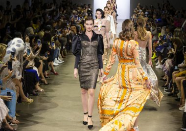 Vivienne Hu 2020 Yaz Pist Şovu