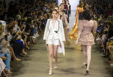 Vivienne Hu 2020 Yaz Pist Şovu