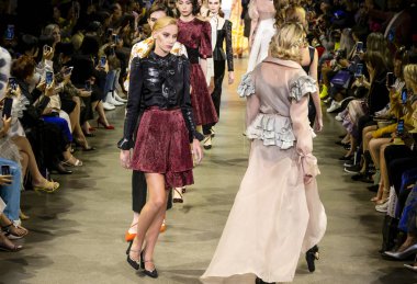 Vivienne Hu 2020 Yaz Pist Şovu