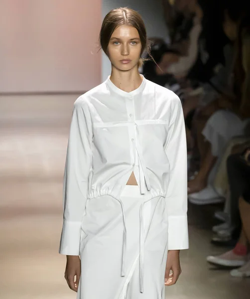 Leyii für concept Korea ready to wear frühjahr sommer 2020 show — Stockfoto