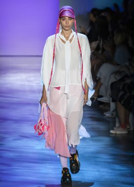 Kore Konsepti için Liie 2020 Yaz Şovunu Giymeye Hazır