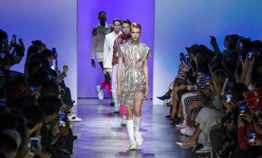 Kore Konsepti için Liie 2020 Yaz Şovunu Giymeye Hazır