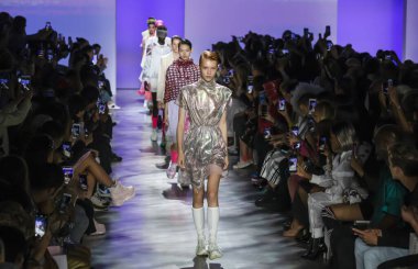 Kore Konsepti için Liie 2020 Yaz Şovunu Giymeye Hazır