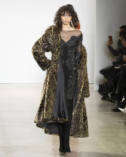 Tadashi Shoji Show, Runway, Outono de Inverno 2020, New York Fashion W — Fotografia de Stock