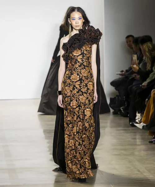 Tadashi shoji show, laufsteg, fall winter 2020, new york fashion w — Stockfoto