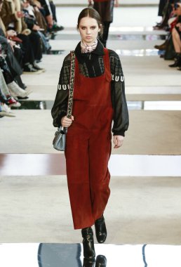 New York, New York - 08 Şubat 2020: Giselle Norman Longchanp Güz Kış Moda Gösterisi 'nde podyumda yürüyor