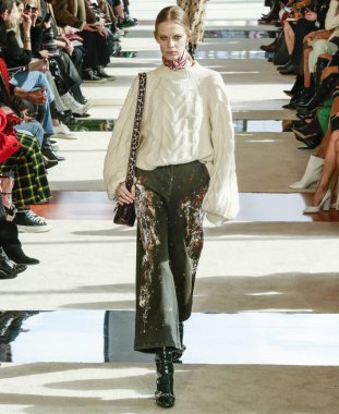 New York, New York - 08 Şubat 2020: Lexi Boling Longchanp Güz Kış Şovu 'nda podyumda yürüyor