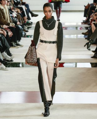 New York, New York - 08 Şubat 2020: Kyla Ramsey Longchanp Kış 2020 Moda Gösterisinde podyumda yürüyor