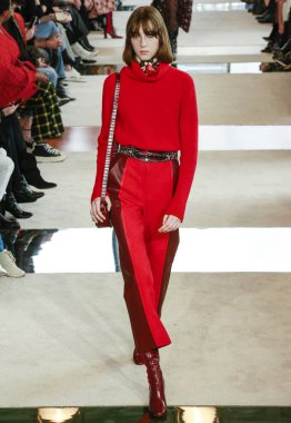 New York, New York - 08 Şubat 2020: Evelyn Nagy Longchanp Sonbahar Moda Gösterisi 'nde podyumda yürüyor