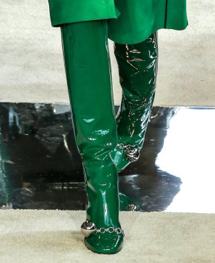 New York, New York - 08 Şubat 2020: Bir model (ayakkabı detayları) Longchanp Kış 2020 Moda Gösterisinde podyumda yürüyor