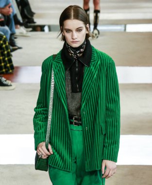 New York, New York - 08 Şubat 2020: Alina Bolotina Longchanp Güz Kış Şovu 'nda podyumda yürüyor