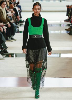 New York, New York - 08 Şubat 2020: Liya Kebede Longchanp Güz Kış Şovu 'nda podyumda yürüyor