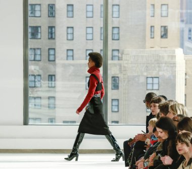 New York, New York - 08 Şubat 2020: Blesnya Minher Longchanp Kış 2020 Moda Gösterisinde podyumda yürüyor