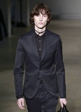 New York, New York - 09 Şubat 2020: Zadig & Voltaire Fall Winter Moda Show 2020 'de bir model podyumda yürüyor