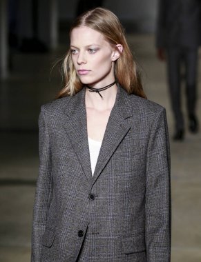 New York, New York - 09 Şubat 2020: Lexi Boling Zadig & Voltaire Fall Winter 2020 Moda Gösterisinde podyumda yürüyor